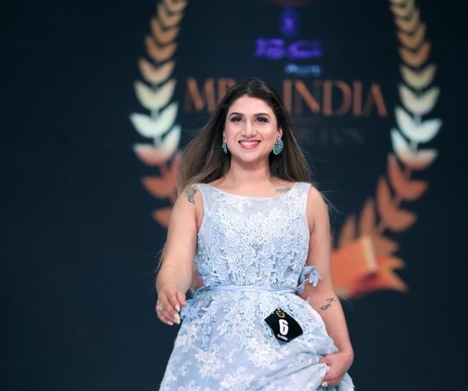 Chandni devgan won the title  Mrs India one in a million beauty pageant